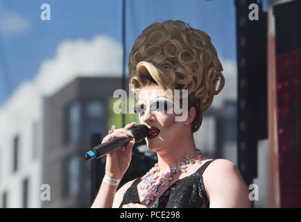 Liverpool drag queen Brenda LaBeau joue sur la scène à la Liverpool 2018 Pride Festival. Banque D'Images