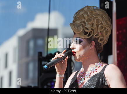 Liverpool drag queen Brenda LaBeau joue sur la scène à la Liverpool 2018 Pride Festival. Banque D'Images