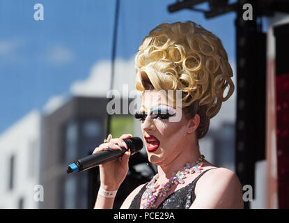 Liverpool drag queen Brenda LaBeau joue sur la scène à la Liverpool 2018 Pride Festival. Banque D'Images