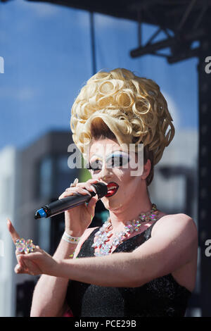 Liverpool drag queen Brenda LaBeau joue sur la scène à la Liverpool 2018 Pride Festival. Banque D'Images