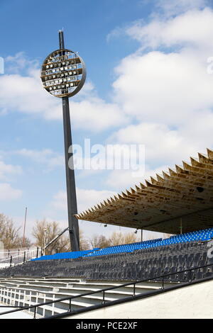 Les panneaux d'éclairage ronde au stade sportif football Hradec Kralove, République Tchèque Banque D'Images