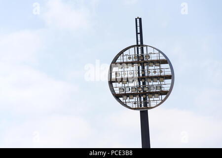 Les panneaux d'éclairage ronde au stade sportif football Hradec Kralove, République Tchèque Banque D'Images