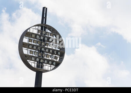 Les panneaux d'éclairage ronde au stade sportif football Hradec Kralove, République Tchèque Banque D'Images