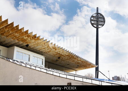 Les panneaux d'éclairage ronde au stade sportif football Hradec Kralove, République Tchèque Banque D'Images