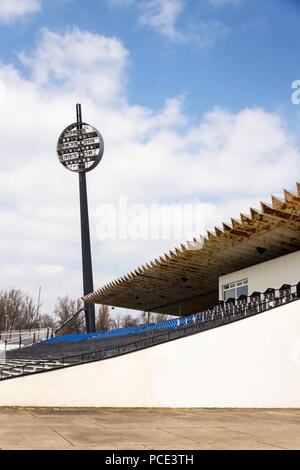 Les panneaux d'éclairage ronde au stade sportif football Hradec Kralove, République Tchèque Banque D'Images