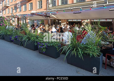 STOCKHOLM, Suède - le 10 juillet 2018 : foule en restaurant en plein air sur Rorstrandsgatan le 10 juillet 2018 à Stockholm, en Suède. Banque D'Images