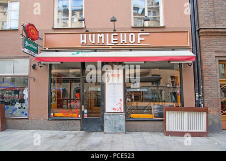 STOCKHOLM, Suède - 11 juillet 2018 : rue piétonne avec Humlehof Rorstrandsgatan sur restaurant à Vasastan le 11 juillet 2018 à Stockholm, en Suède. Banque D'Images