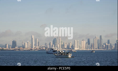 Bateau Bateaux ancrés en mer avec l'impressionnant paysage de la ville de Panama à l'arrière-plan Banque D'Images