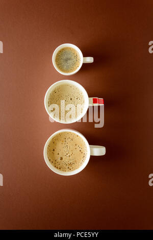 Différents types de café. Tard, cappuccino et espresso sur fond brun. Vue d'en haut. Mise à plat. Banque D'Images