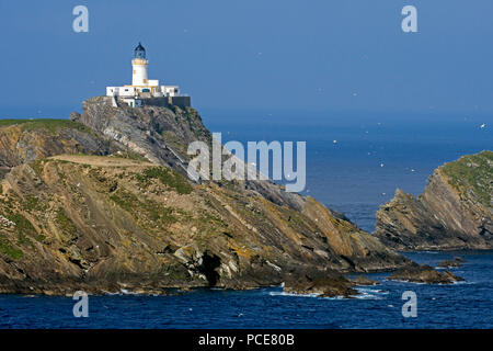 Le phare de Muckle Flugga, Grande-Bretagne situé le plus au nord de l'île phare Unst, Shetland, Scotland, UK Banque D'Images