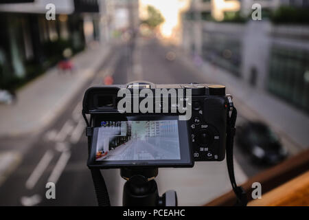 Une prise de vue caméra mirrorless intermittentes dans le centre-ville Banque D'Images