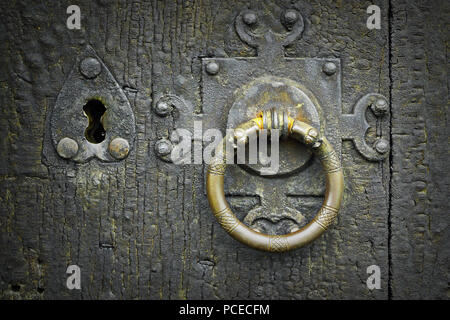 Ancien loquet métallique sur la porte en bois, bois de chêne antique Banque D'Images