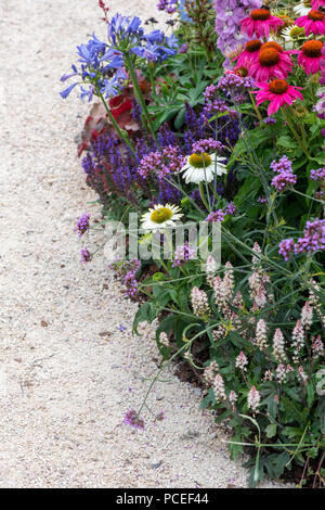 Un chemin à l'avenir montrer détails jardin à Tatton Park RHS Flower show 2018, Cheshire, Royaume-Uni Banque D'Images