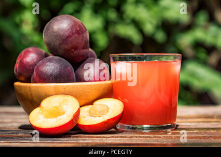 Prunes fraîches aux prunes smoothie fermer Banque D'Images