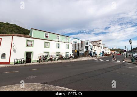 Les touristes dans un bar terrasses dans la Rua do Saco, Lajes do Pico, l'île de Pico, Açores, Portugal Banque D'Images