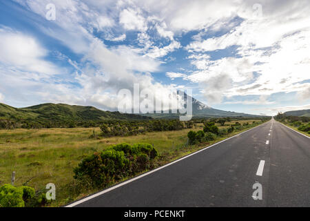 Tout droit EN3 route longitudinale au nord-est du mont Pico et la silhouette de la montagne Pico le long de , l'île de Pico, Açores, Portugal Banque D'Images