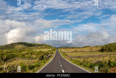 Tout droit EN3 route longitudinale au nord-est du mont Pico et la silhouette de la montagne Pico le long de , l'île de Pico, Açores, Portugal Banque D'Images