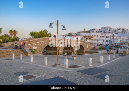 Petit pont traditionnel dans le village à l'île de Paros, Cyclades, en Grèce. Banque D'Images