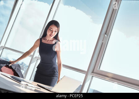 D'affaires au bureau permanent seul looking at laptop thinki Banque D'Images