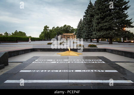 TRANSNITRIA, TIRASPOL (Moldavie) - 12 août 2016 : flamme éternelle sur le monument aux morts érigé pour commémorer la guerre civile 1990-1992 Transnitria et th Banque D'Images