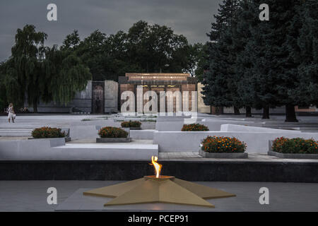 TRANSNITRIA, TIRASPOL (Moldavie) - 12 août 2016 : flamme éternelle sur le monument aux morts érigé pour commémorer la guerre civile 1990-1992 Transnitria et th Banque D'Images