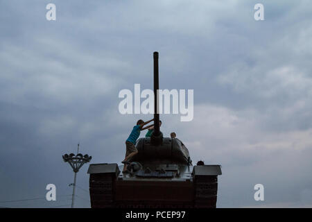 TRANSNITRIA, TIRASPOL (Moldavie) - 12 août 2016 : Enfants jouant sur le réservoir Monument érigé pour commémorer la guerre civile 1992 Transnitria Pictur Banque D'Images