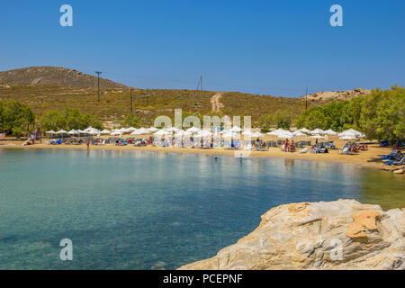 La célèbre plage de l'île de Paros situé dans Monastiri, Cyclades, en Grèce. Banque D'Images