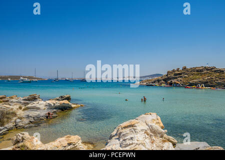 La célèbre plage de l'île de Paros situé dans Monastiri, Cyclades, Grèce Banque D'Images