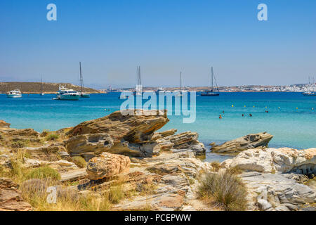 La célèbre plage de l'île de Paros situé dans Monastiri, Cyclades, Grèce Banque D'Images