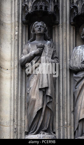 Saint Jean l'Apôtre, statue sur le portail de l'église Saint Laurent, Paris, France Banque D'Images