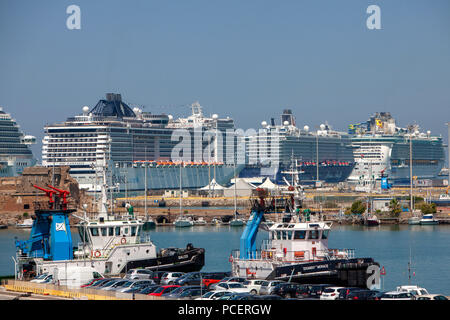 La TUI Mein Schiff 6, MSC Fantasia, Costa Diadema et Royal Caribbean Indépendance de la mer tous les navires de croisière amarré au port de Civitavecchia en Italie Banque D'Images