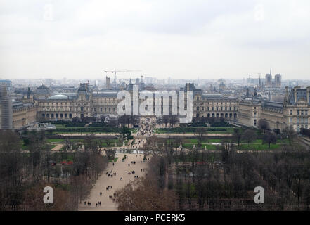 Jardin des Tuileries et le Louvre à Paris, France Banque D'Images