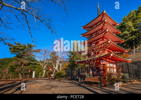 Mont Fuji (Fujisan, 富士山) et Chureito 忠霊塔 (pagode) pendant la saison d'automne à Arakura Yama-koen, le parc Sengen Fujiyoshida, région de Chubu, Ja Banque D'Images