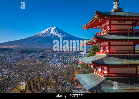 Mont Fuji (Fujisan, 富士山) et Chureito 忠霊塔 (pagode) pendant la saison d'automne à Arakura Yama-koen, le parc Sengen Fujiyoshida, région de Chubu, Ja Banque D'Images