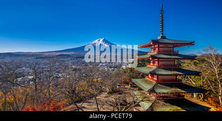 Mont Fuji (Fujisan, 富士山) et Chureito 忠霊塔 (pagode) pendant la saison d'automne à Arakura Yama-koen, le parc Sengen Fujiyoshida, région de Chubu, Ja Banque D'Images