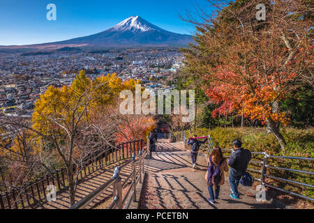 Mont Fuji (Fujisan, 富士山) et Chureito 忠霊塔 (pagode) pendant la saison d'automne à Arakura Yama-koen, le parc Sengen Fujiyoshida, région de Chubu, Ja Banque D'Images