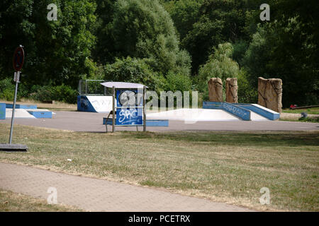 Les pistes de patinage de la jeunesse et des sports parc sur le bord d'un parc paysage. Banque D'Images