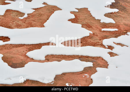 Neige fraîche sur le slickrock avec plantes du désert, Arches National Park, Utah, USA Banque D'Images