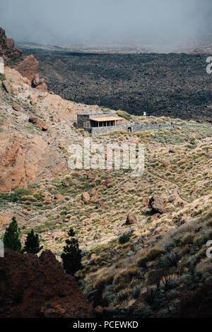 Maison de berger dans le Parc National de Teide avec paysage de lave Banque D'Images