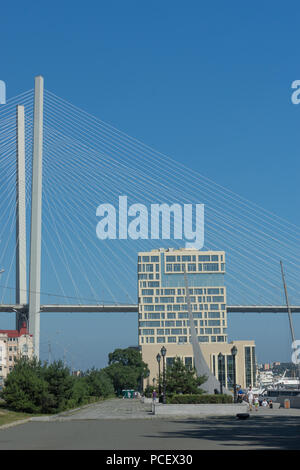 Vladivostok, Russia-July 28, 2018 : paysage avec vue sur le pont d'or et de l'immeuble en face. Banque D'Images