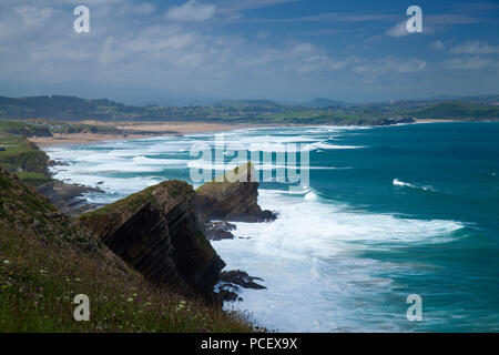 Costa Cantabria, la Quebrada paysages autour de Playa El Madero plage, les Dunes de Liencres à grande distance Banque D'Images