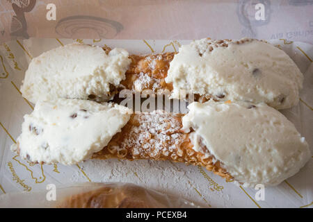 Une paire de cannoli sicilien typique, giant size, sur une enveloppe blanche Banque D'Images