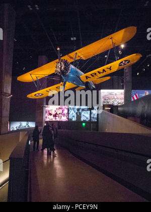 Une deuxième guerre mondiale, la formation de l'armée américaine d'un biplan utilisé par les aviateurs de Tuskegee est affichée à l'Afro-américain Smithsonian Museum à Washington, D.C. Banque D'Images