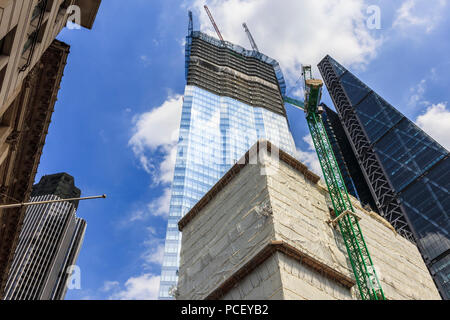 Vue sur le haut de la gratte-ciel vitrés en partie de nouveaux bureaux, 22 Bishopsgate, en construction dans la ville de London financial district, EC2 Banque D'Images