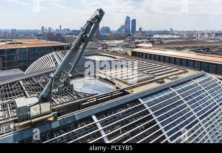 Vue panoramique à l'ouest sur les ailettes de protection solaire de toiture de l'édifice, Walbrook Walbrook et Cannon Street dans la ville de London EC4 Banque D'Images