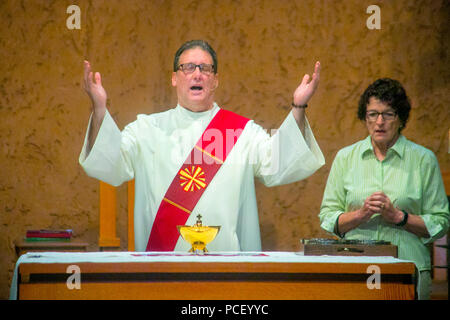 Un shashed-robed et du diacre procède à une Liturgie de la Parole avec Rite de Communion à l'autel d'une Laguna Niguel, CA, l'église catholique. Banque D'Images