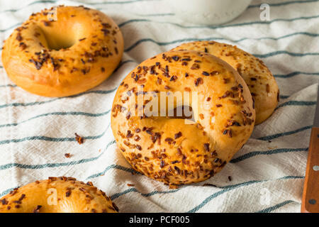 L'Oignon rôti fait maison pour le petit-déjeuner Brunch Bagels Banque D'Images