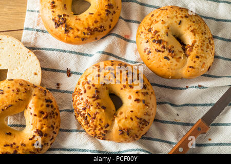 L'Oignon rôti fait maison pour le petit-déjeuner Brunch Bagels Banque D'Images