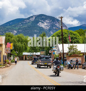 ARROYO SECO, NM, USA-12 le 18 juillet : La rue principale de ce petit village touristique artsy, près de Taos, est éclipsé par les montagnes Sangre de Cristo. Banque D'Images