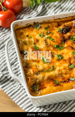 Farcies au four Brocoli végétarienne Cannelloni de fromage et de basilic Banque D'Images